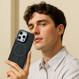 Stilvolle magnetische Handyhülle für iPhone von CASESUN – ergonomisches Design, vorgestellt von einem Model.